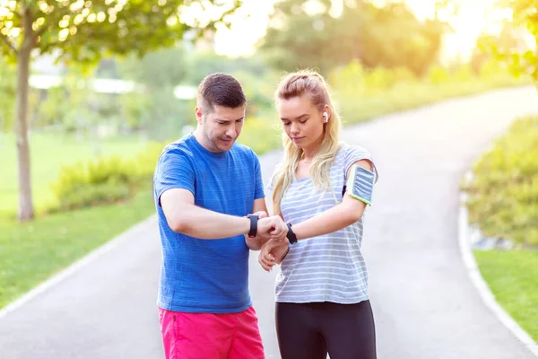 Sportos Érett Pár Ellenőrzi Idő Smart Watch — Stock Fotó