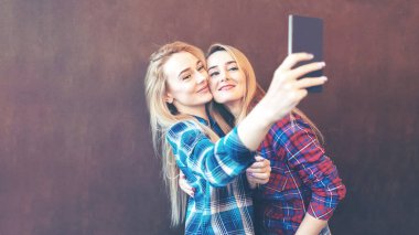 Sosyal medya camiasıyla aşk ilişkilerini paylaşmak için selfie çeken lezbiyen çift.