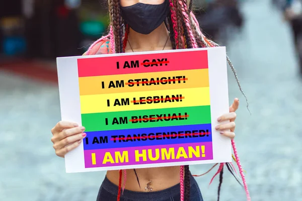 Joven Activista Lesbiana Con Máscara Facial Protestando Contra Discriminación Comunidad — Foto de Stock