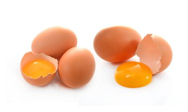 Kırık yumurta beyaz arka planda izole edilmiş.