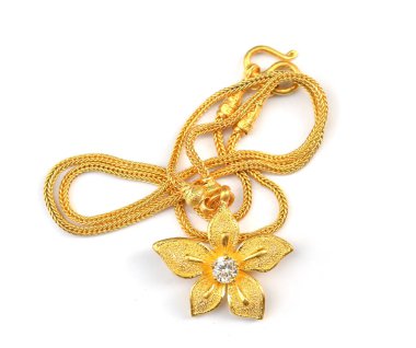 Altın zincir takı. Beyaz backgorund izole.