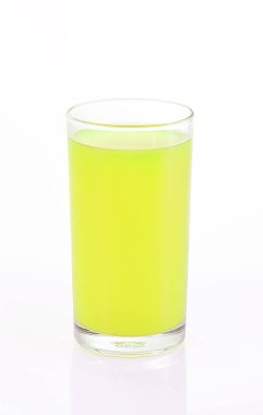 bir bardak limon suyu. Beyaz arka plan üzerinde izole