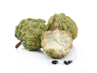 Muhallebi beyaz arka plan üzerinde annona izole elma