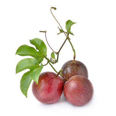 Tutku meyvesi beyaz arkaplanda izole