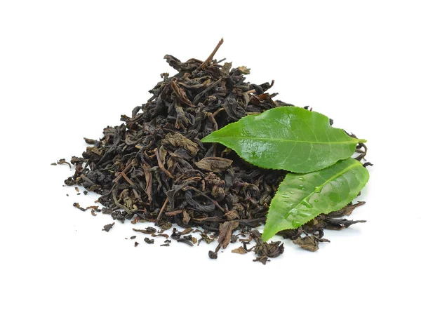 Trockene schwarze Teeblätter isoliert auf weißem — Stockfoto