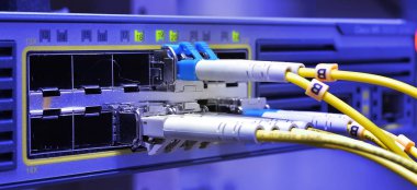 veri merkezine bağlı Optik lif kablolar
