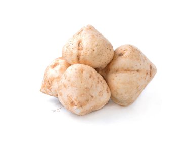 Bütün Jicama beyaz arka plan üzerinde izole