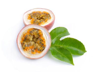 Tutku meyvesi beyaz arkaplanda izole