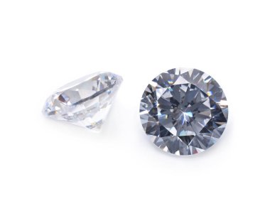 Beyaz arkaplanda izole edilmiş elmas