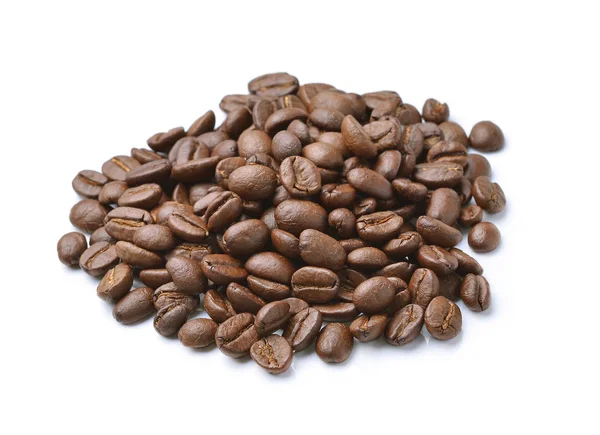 Beyaz arka planda izole kahve çekirdekleri koleksiyonu