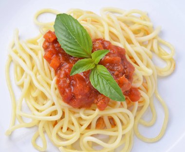Spagetti bolognese peynirli ve fesleğen ile