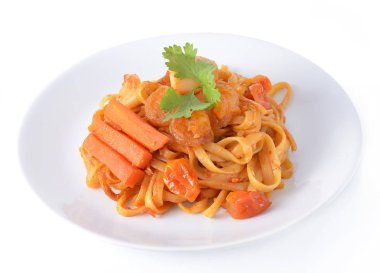 Baharatlı deniz ürünleri erişte beyaz izole