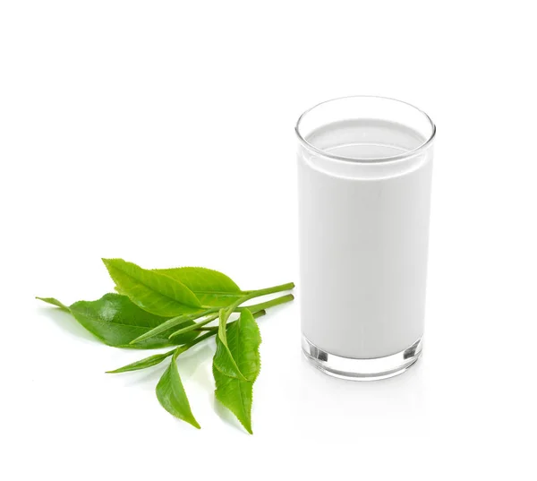 Glas Van Melk Groene Thee Blad Geïsoleerd Witte Achtergrond — Stockfoto