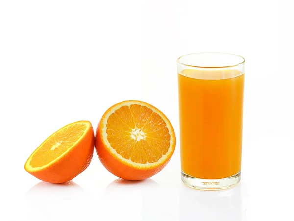 Świeżych pomarańczy i szkła z soku na białym tle — Zdjęcie stockowe