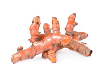 Beyaz arkaplanda taze zerdeçal izole edildi