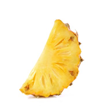 Juicy olgun beyaz arka plan üzerinde izole ananas dilimlenmiş