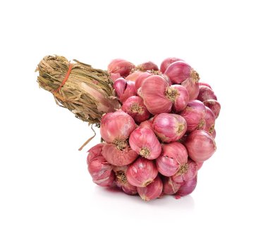 Beyaz arka planda (Allium ascalonicum arpacık)