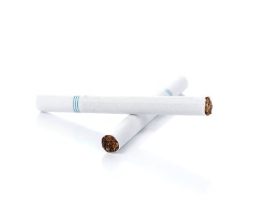 Beyaz bir arka plan üzerinde izole Sigara