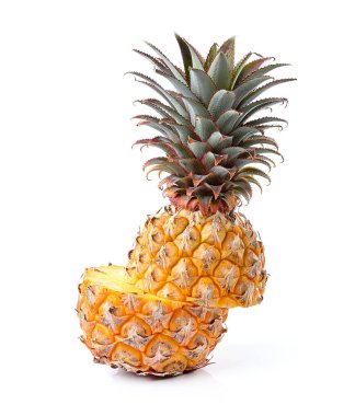 Juicy olgun beyaz arka plan üzerinde izole ananas dilimlenmiş