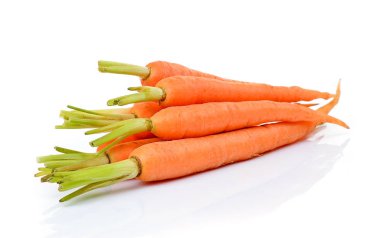 Beyaz arkaplanda havuç izole