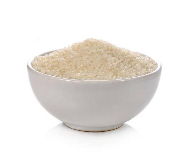 Beyaz arka planda izole edilmiş bir kasede pirinç