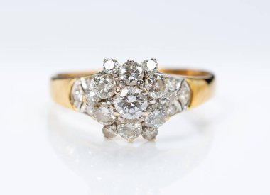 Beyaz bir arka plan üzerinde izole yüzük