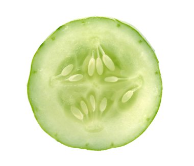 Salatalık ve dilimleri izole beyaz arka plan