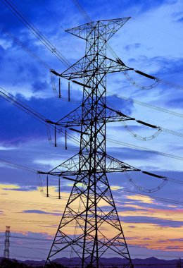 yüksek gerilim elektrik pilon mavi gökyüzü