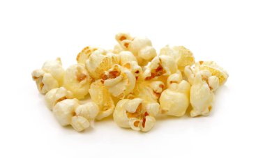 Beyaz arkaplanda patlamış mısır izole edildi