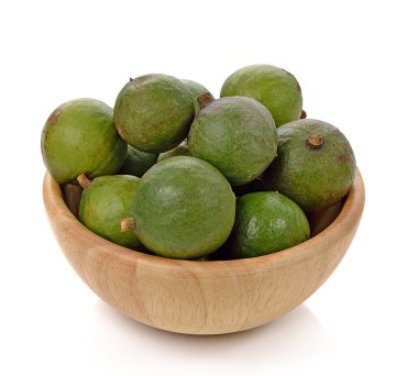 Beyaz arka planda Macadamia fındıkları