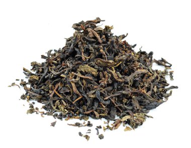 Beyaz zemin üzerinde kuru siyah çay yaprakları izole