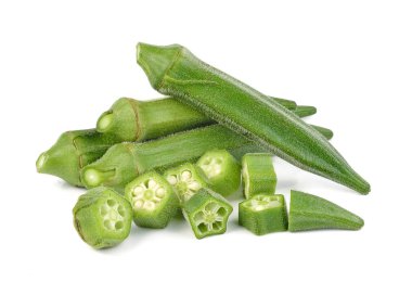 Bamya beyaz arkaplanda izole edildi