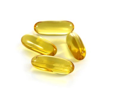 Morina ciğeri yağı omega 3 jel kapsülleri beyaz arka planda izole