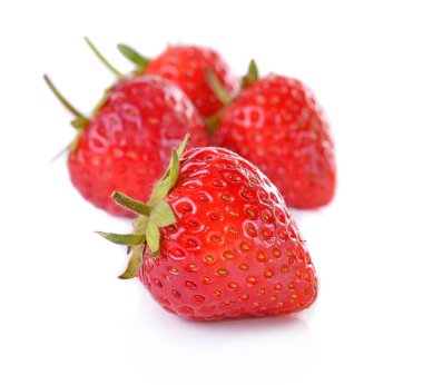 Beyaz arkaplanda çilek