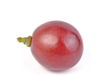 Beyaz arkaplanda izole kırmızı üzümler