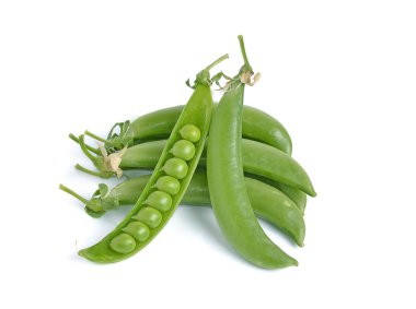 Beyaz arkaplanda taze yeşil bezelyeler..