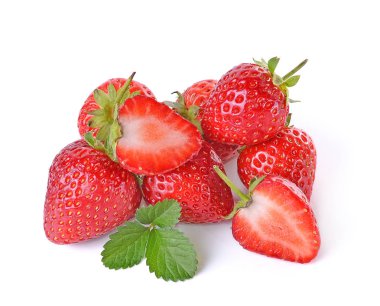 Çilek beyaz arkaplanda izole edildi