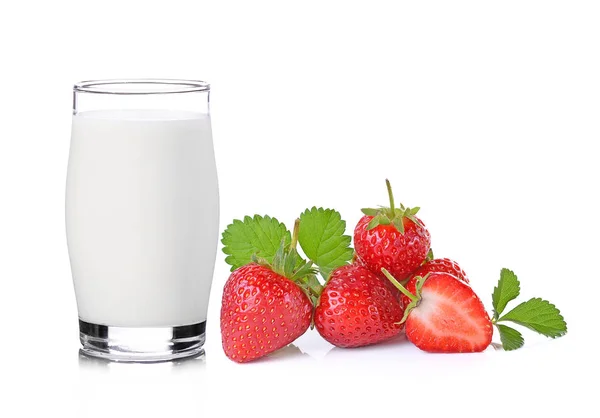 Glas Milch Und Erdbeere Auf Weißem Hintergrund — Stockfoto