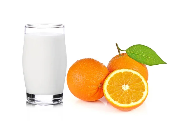 Frisches Glas Milch Und Die Hälfte Der Saftigen Orange Isoliert — Stockfoto
