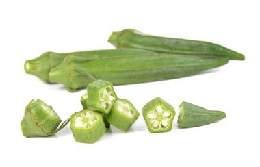 Bamya beyaz arkaplanda izole edildi