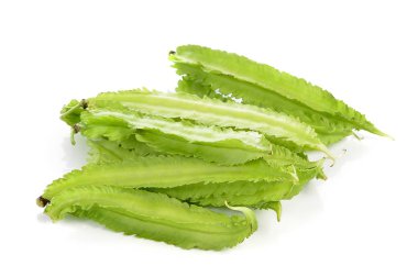 Beyaz arkaplanda kanatlı fasulye