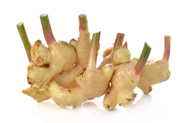 Beyaz arka planda izole edilmiş taze kızıl