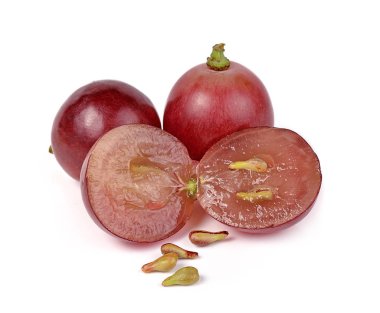 Beyaz arkaplanda izole kırmızı üzümler