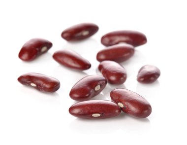 Kırmızı fasulye beyaz arkaplanda izole edilmiş.