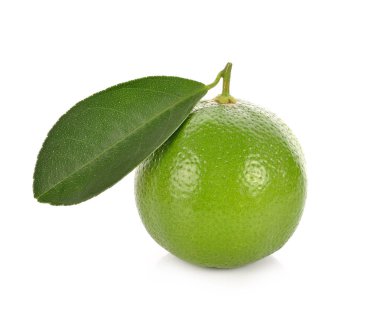 beyaz arkaplanda izole kireç