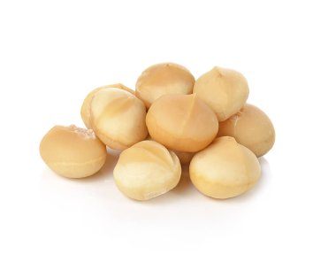 Beyaz arka planda Macadamia fındıkları