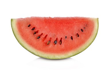 Dilimlenmiş olgun karpuz beyaz arka planda izole edilmiş.
