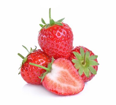 Çilek beyaz arkaplanda izole edildi