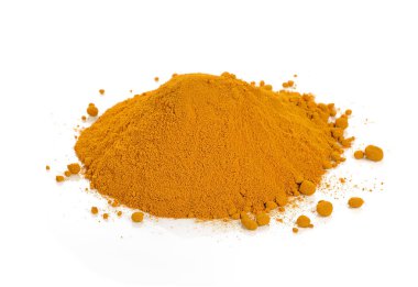 Beyaz arkaplanda izole edilmiş zerdeçal tozu.