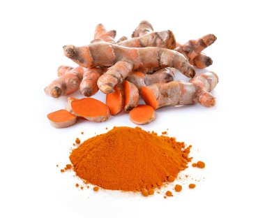 beyaz arkaplanda zerdeçal izole edildi.